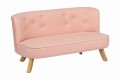 Skos_sofa-pudrowy-róż-krótkie-drewniane.jpg